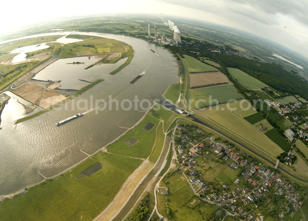 Dinslaken from the bird's eye view: Blick auf die Emscher Mündung in den Rhein bei Dinslaken in NRW.