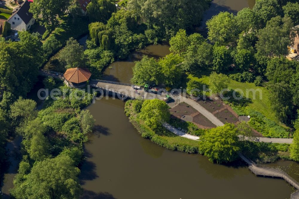 Aerial photograph Rheda-Wiedenbrück - Small pier over the Emssee in the city centre of Rheda-Wiedenbrueck in the state North Rhine-Westphalia