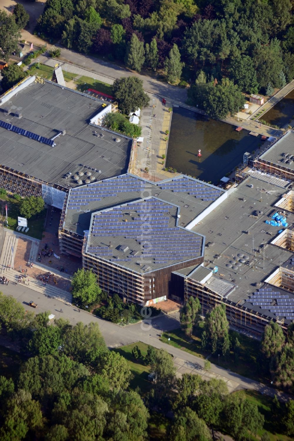 Aerial photograph Berlin - View at the construction site for energy renovation of the FEZ Leisure Centre in the Wuhlheide in the Köpenick district of Berlin. Operator is the FEZ - Berlin Kjfz-L-gBmbH, building contractor is the Berlin Senate Department for Urban Development Regulation