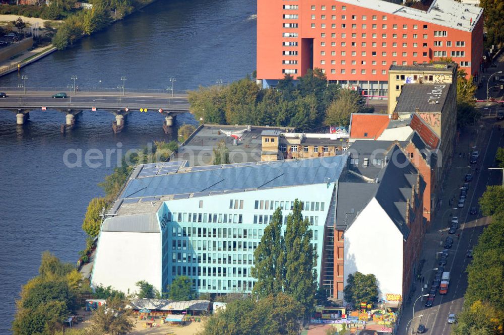 Aerial photograph Berlin - Das Energieforum Berlin, mit Büros und Eventlocation, am Stralauer Platz in Berlin-Friedrichshain. Das Forum besteht aus einem Altbau und einem gläsernen Neubau. The Energieforum Berlin at the street Stralauer Platz in Berlin-Friedrichshain. The forum has a residential building and a glassy new building.