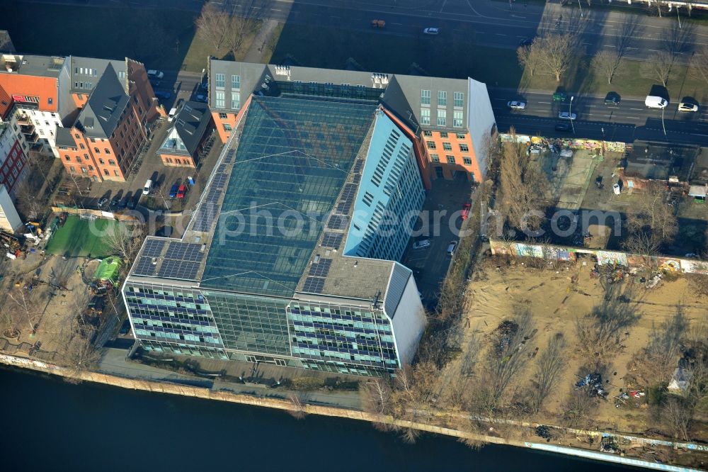 Aerial photograph Berlin - The Energieforum Berlin at the street Stralauer Platz in Berlin-Friedrichshain. The forum has a residential building and a glassy new building