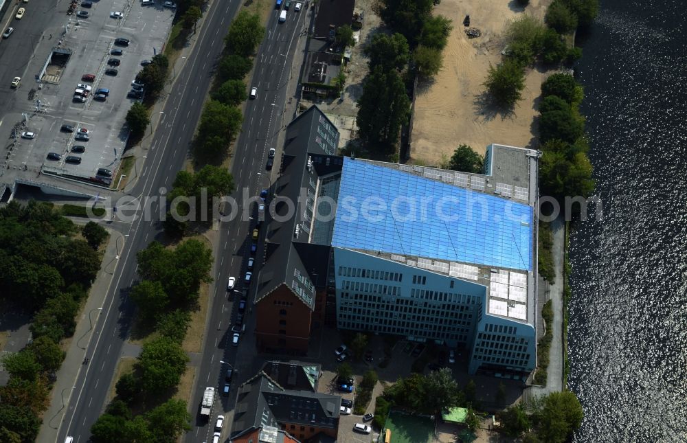 Aerial image Berlin - The Energieforum Berlin at the street Stralauer Platz in Berlin-Friedrichshain. The forum has a residential building and a glassy new building