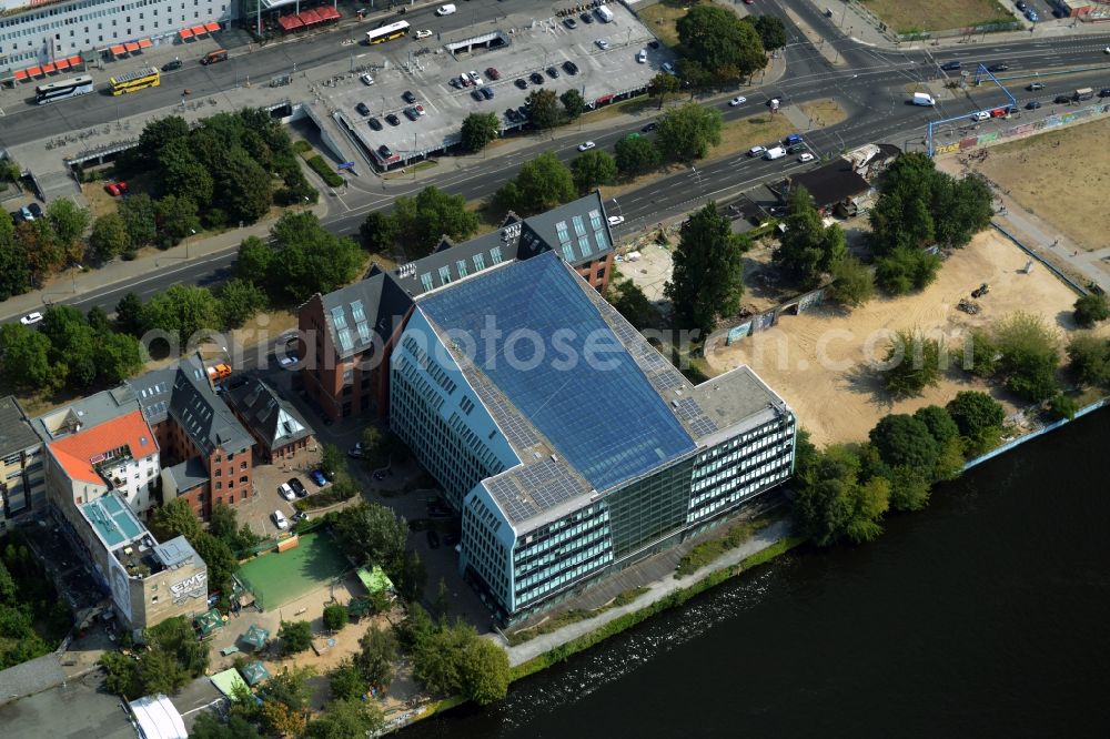 Aerial photograph Berlin - The Energieforum Berlin at the street Stralauer Platz in Berlin-Friedrichshain. The forum has a residential building and a glassy new building