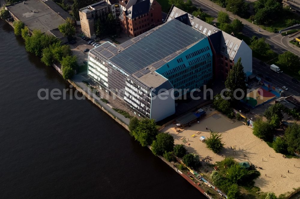 Aerial photograph Berlin - The Energieforum Berlin at the street Stralauer Platz in Berlin-Friedrichshain. The forum has a residential building and a glassy new building