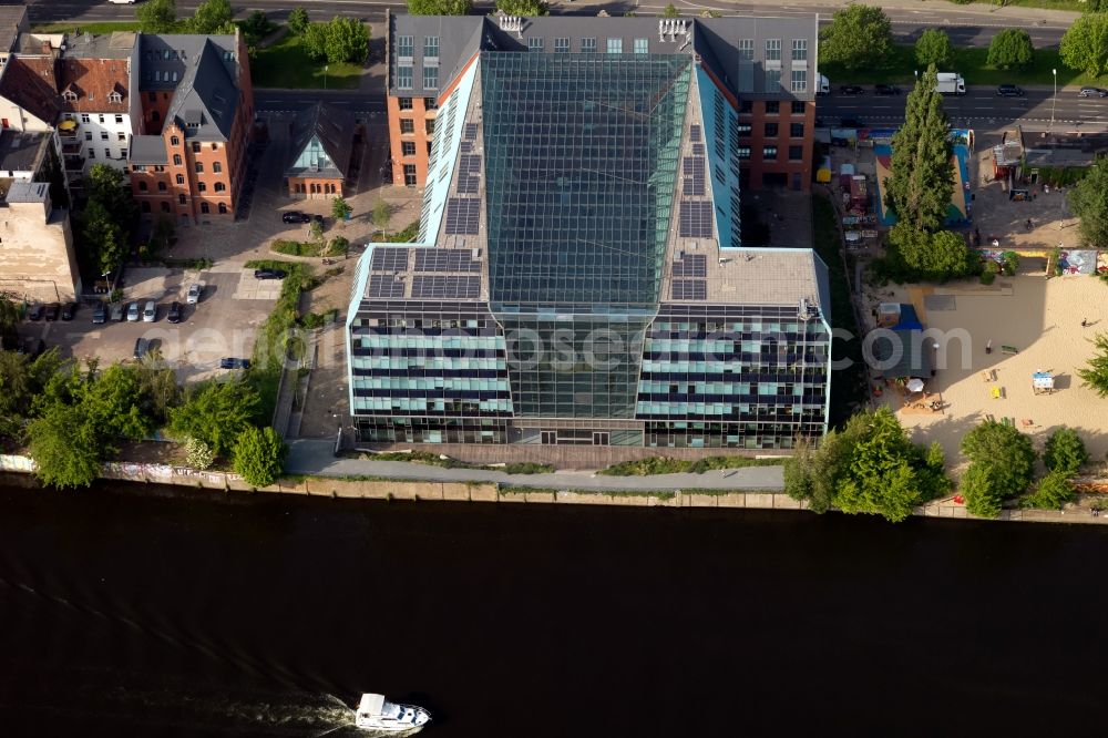 Berlin from the bird's eye view: The Energieforum Berlin at the street Stralauer Platz in Berlin-Friedrichshain. The forum has a residential building and a glassy new building