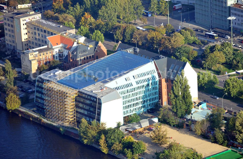 Berlin from above - Das Energieforum Berlin, mit Büros und Eventlocation, am Stralauer Platz in Berlin-Friedrichshain. The Energieforum Berlin at the street Stralauer Platz in Berlin-Friedrichshain.