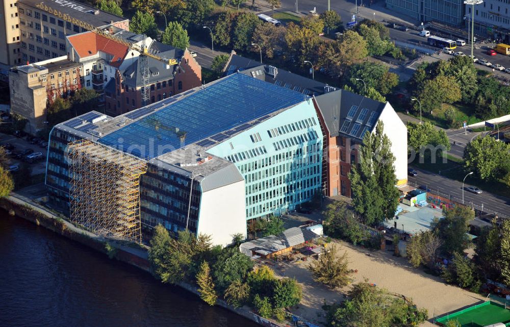 Berlin from the bird's eye view: Das Energieforum Berlin, mit Büros und Eventlocation, am Stralauer Platz in Berlin-Friedrichshain. The Energieforum Berlin at the street Stralauer Platz in Berlin-Friedrichshain.