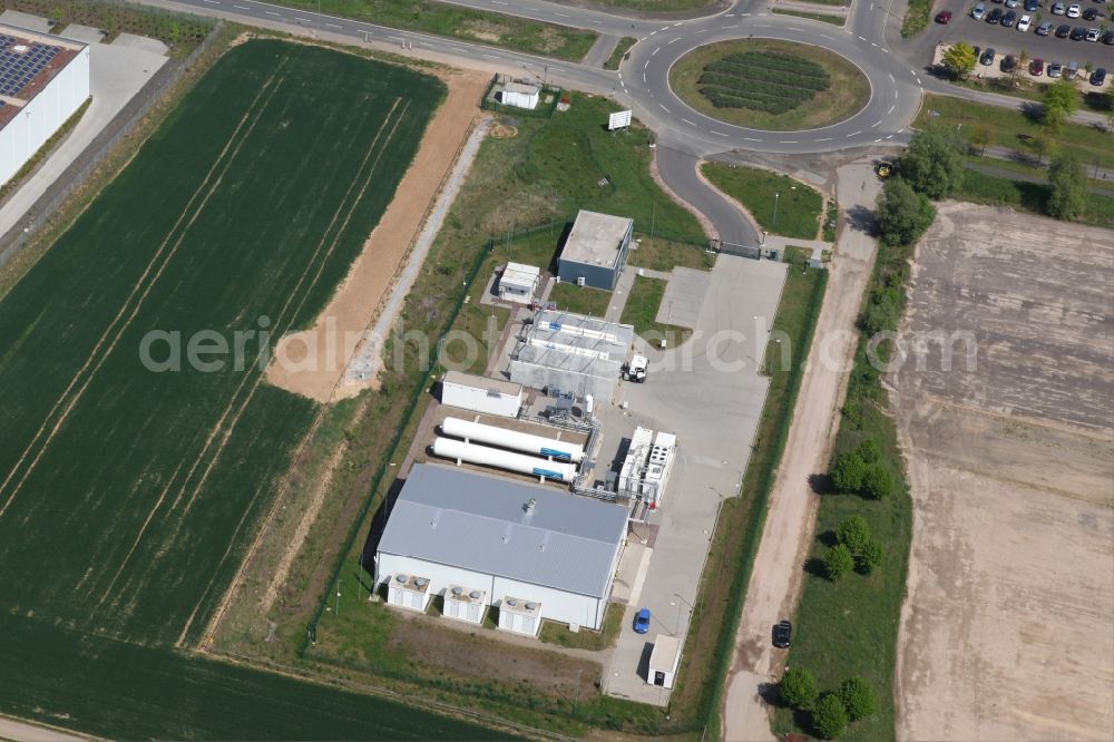 Aerial image Mainz - Energy Park of the Stadtwerke Mainz in Business Park Rhein-Main in the district of Hechtsheim in Mainz in Rhineland-Palatinate, Germany. The companies Siemens, Linde Group, RheinMain University of Applied Sciences and Mainzer Stadtwerke have jointly developed a project in which environmentally friendly electricity generated from wind energy is converted into hydrogen