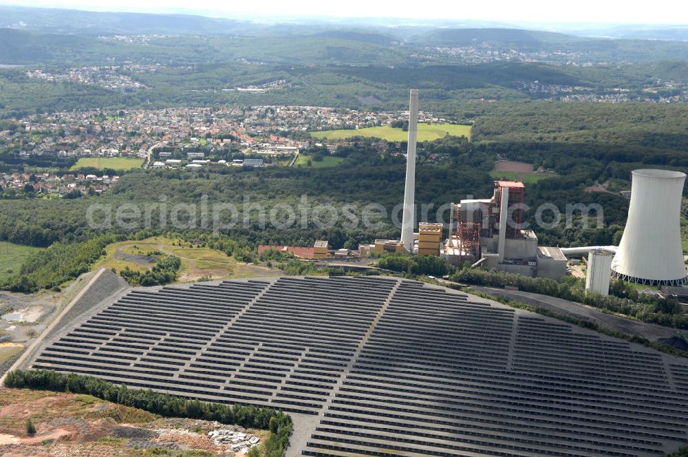 Göttelborn from the bird's eye view: Blick auf die Energiversorgungsanlage. Eine Kombination aus Steikohlekraftwerk und Photovoltaikanlage. Im Jahr 2000 wurde das Bergwerk Göttelborn stillgelegt, auf dem ehemaligen Absinkweiher werden bis Ende des Jahres 50.000 Solarmodule aufgestellt, damit ist es die größte Photovlotaikanlage der Welt. Kontakt: energis GmbH, Heinrich-Böcking-Straße 10 - 14, 66121 Saarbrücken, Tel. 0681 / 9069 0, service@energis.de,