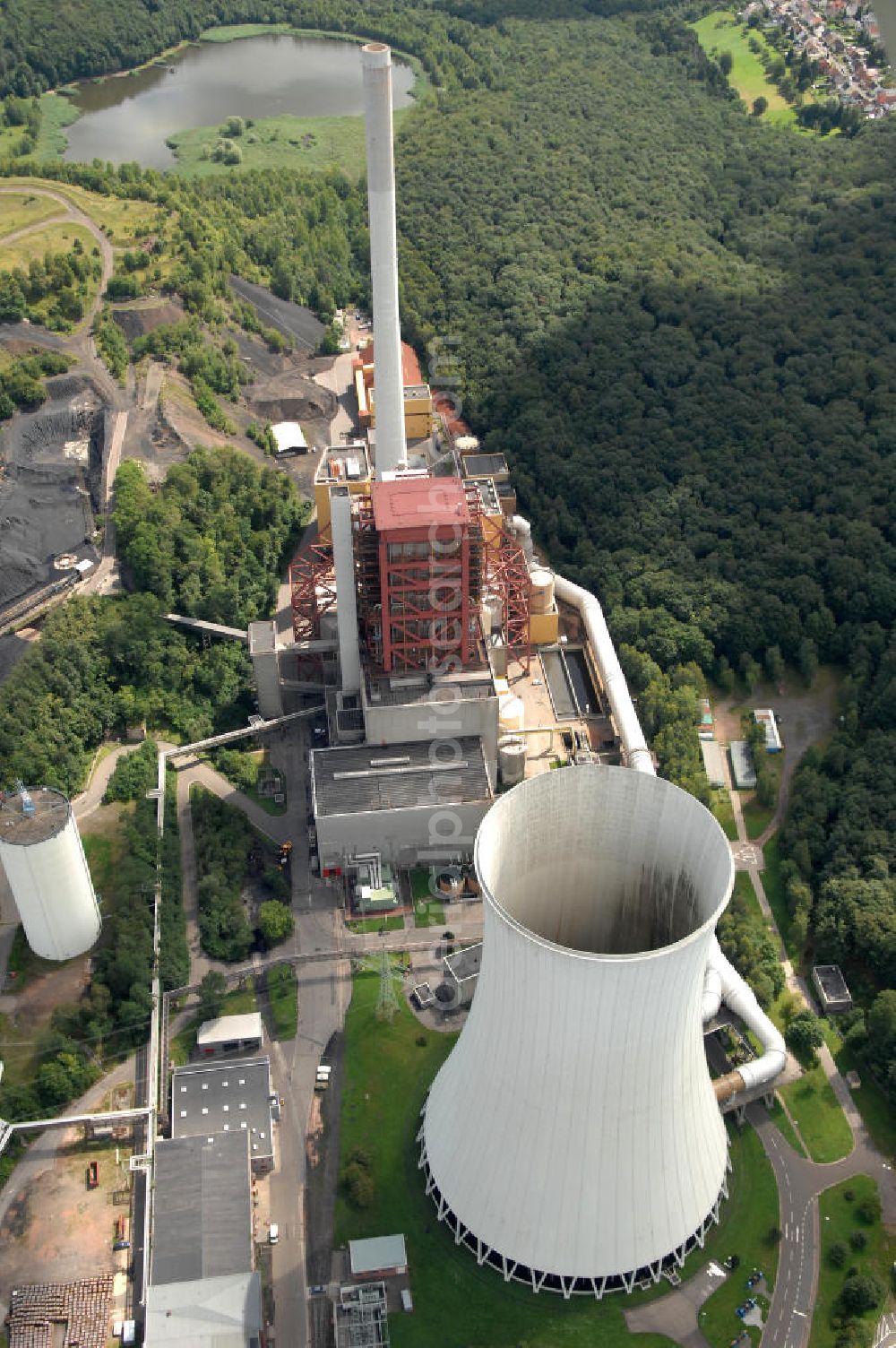 Göttelborn from above - Blick auf die Energiversorgungsanlage. Eine Kombination aus Steikohlekraftwerk und Photovoltaikanlage. Im Jahr 2000 wurde das Bergwerk Göttelborn stillgelegt, auf dem ehemaligen Absinkweiher werden bis Ende des Jahres 50.000 Solarmodule aufgestellt, damit ist es die größte Photovlotaikanlage der Welt. Kontakt: energis GmbH, Heinrich-Böcking-Straße 10 - 14, 66121 Saarbrücken, Tel. 0681 / 9069 0, service@energis.de,