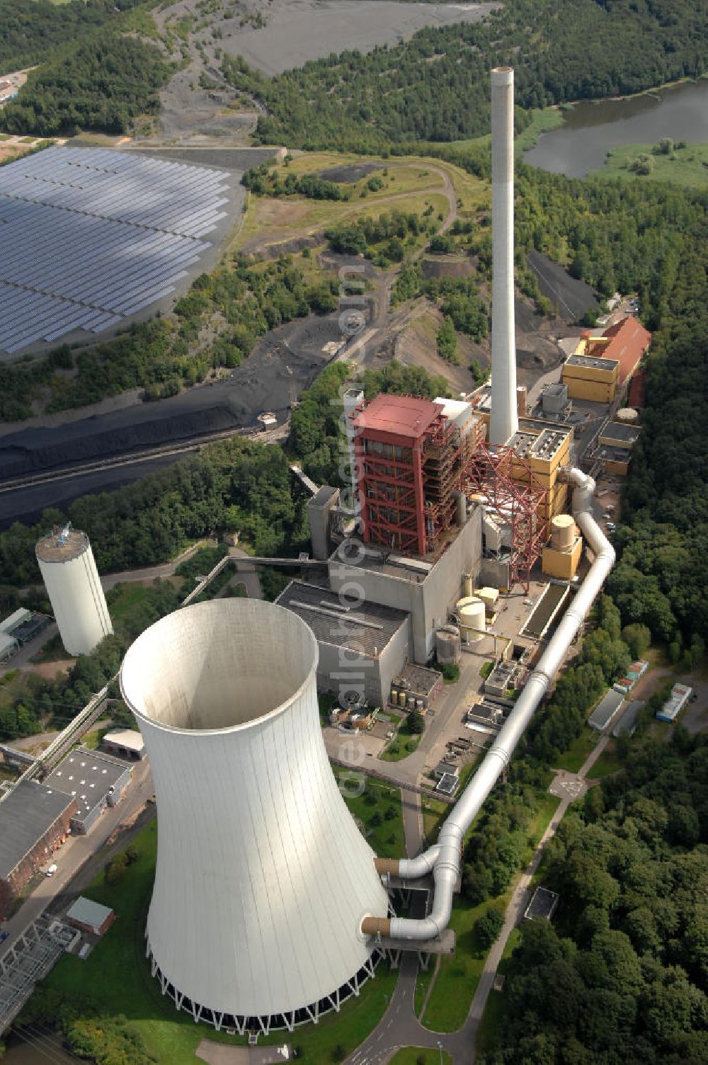 Göttelborn from the bird's eye view: Blick auf die Energiversorgungsanlage. Eine Kombination aus Steikohlekraftwerk und Photovoltaikanlage. Im Jahr 2000 wurde das Bergwerk Göttelborn stillgelegt, auf dem ehemaligen Absinkweiher werden bis Ende des Jahres 50.000 Solarmodule aufgestellt, damit ist es die größte Photovlotaikanlage der Welt. Kontakt: energis GmbH, Heinrich-Böcking-Straße 10 - 14, 66121 Saarbrücken, Tel. 0681 / 9069 0, service@energis.de,