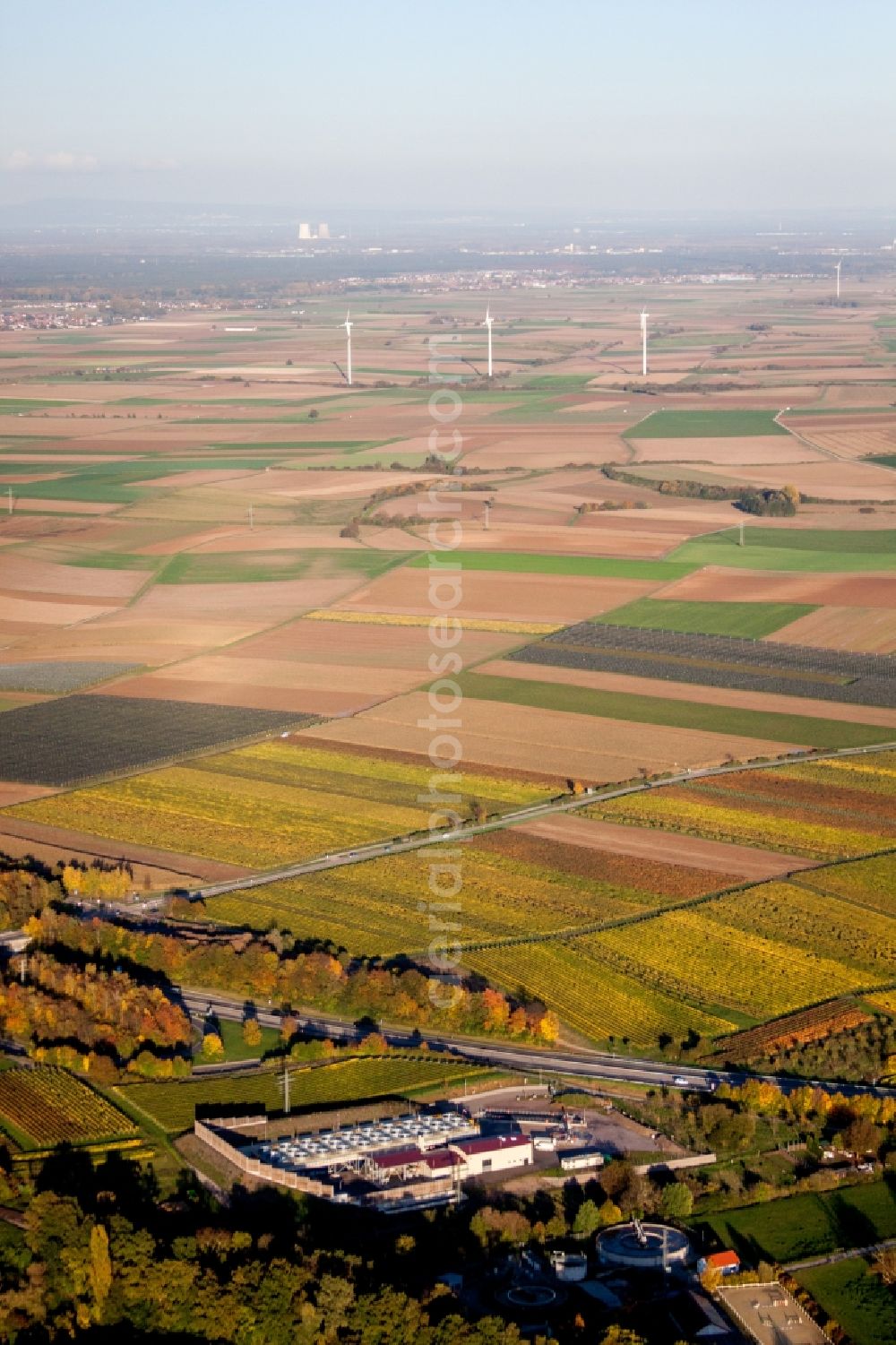 Insheim from the bird's eye view: Thermal power plant in Insheim, then wind turbines in Offenbach and at the horizon the nuclear power plant of Philippsburg in the state Rhineland-Palatinate, Germany