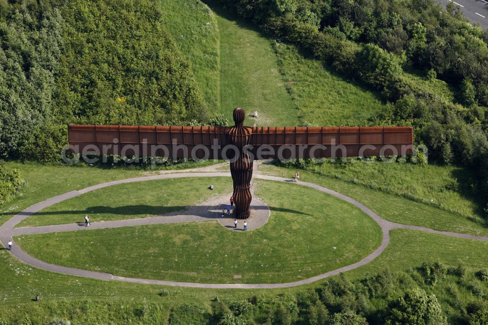 Gateshead from above - Blick auf die moderne Skulptur Engel des Nordens in der Nähe von Newcastle. Die Figur ist 20 Meter hoch und hat eine Flügelspannweite von 54 Metern. View of the contemporary sculpture Angel of the North, designed by Antony Gormley. The figure is 20 meters high and has a wingspan of 54 meters.