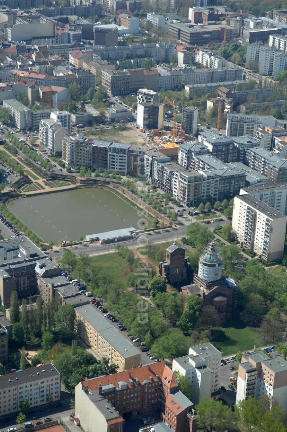 Berlin from above - Blick auf das Engelbecken in Kreuzberg. Das Engelbecken liegt auf dem Grund des Luisenstädtischen Kanals vor der Michaelkirche, zwischen Leuschnerdamm und Legiendamm. Bis 1989 war es mit Kriegsschutt gefüllt. Heute ist es eine städtische Parkanlage mit Rosengarten. View of the Angel's Basin in Kreuzberg. The angel is on the bottom of the pool Luisenstädtischer channel ahead of Michael's Church, between Leuschnerdamm and Legiendamm. Until 1989 it was filled with debris of war. Today it is an urban park with rose garden.