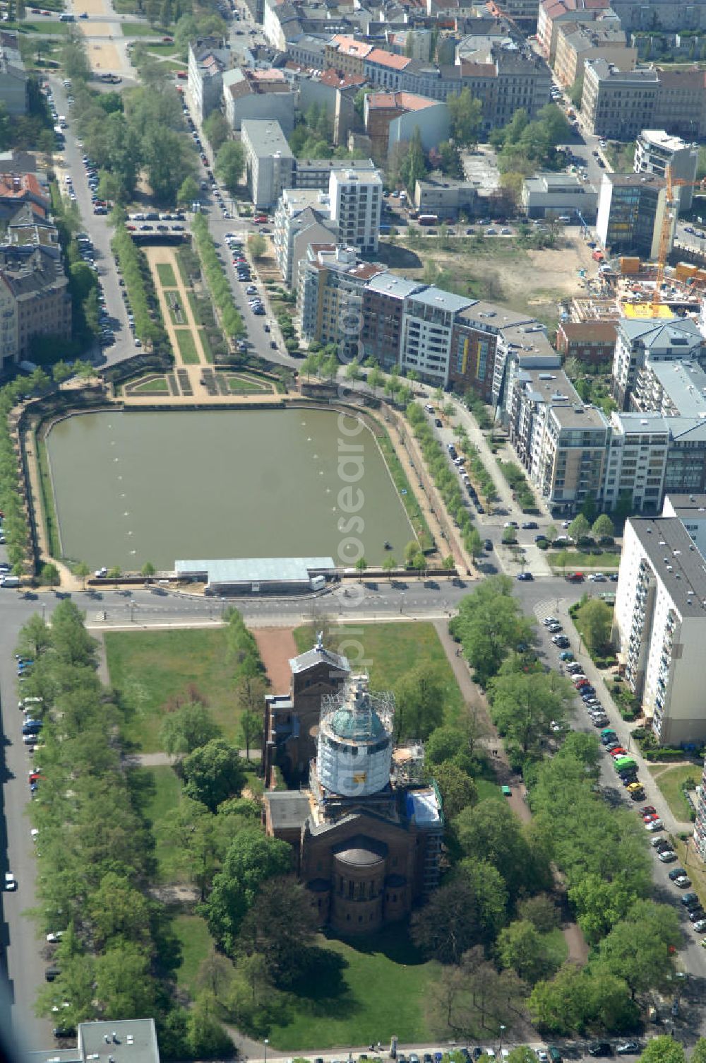 Berlin from the bird's eye view: Blick auf das Engelbecken in Kreuzberg. Das Engelbecken liegt auf dem Grund des Luisenstädtischen Kanals vor der Michaelkirche, zwischen Leuschnerdamm und Legiendamm. Bis 1989 war es mit Kriegsschutt gefüllt. Heute ist es eine städtische Parkanlage mit Rosengarten. View of the Angel's Basin in Kreuzberg. The angel is on the bottom of the pool Luisenstädtischer channel ahead of Michael's Church, between Leuschnerdamm and Legiendamm. Until 1989 it was filled with debris of war. Today it is an urban park with rose garden.