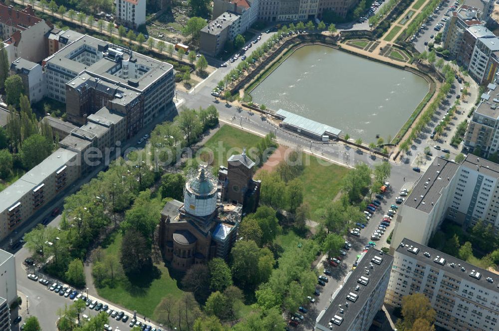 Aerial image Berlin - Blick auf das Engelbecken in Kreuzberg. Das Engelbecken liegt auf dem Grund des Luisenstädtischen Kanals vor der Michaelkirche, zwischen Leuschnerdamm und Legiendamm. Bis 1989 war es mit Kriegsschutt gefüllt. Heute ist es eine städtische Parkanlage mit Rosengarten. View of the Angel's Basin in Kreuzberg. The angel is on the bottom of the pool Luisenstädtischer channel ahead of Michael's Church, between Leuschnerdamm and Legiendamm. Until 1989 it was filled with debris of war. Today it is an urban park with rose garden.