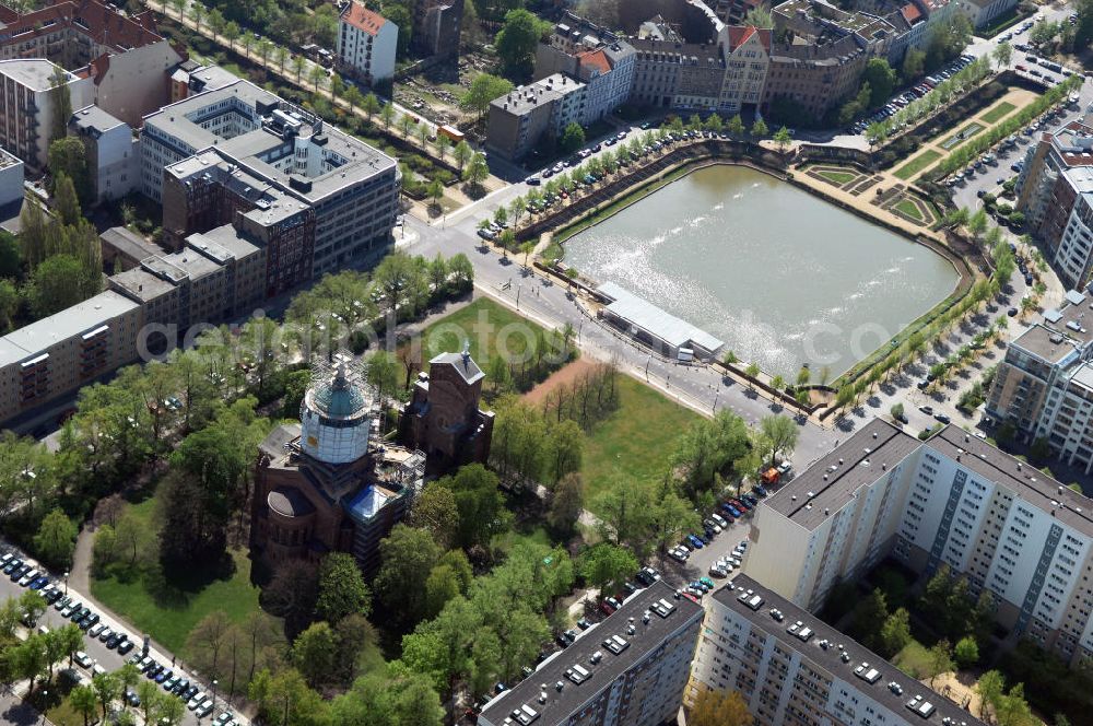 Aerial photograph Berlin - View of the Angel's Basin in Kreuzberg. The angel is on the bottom of the pool Luisenstädtischer channel ahead of Michael's Church, between Leuschnerdamm and Legiendamm. Until 1989 it was filled with debris of war. Today it is an urban park with rose garden