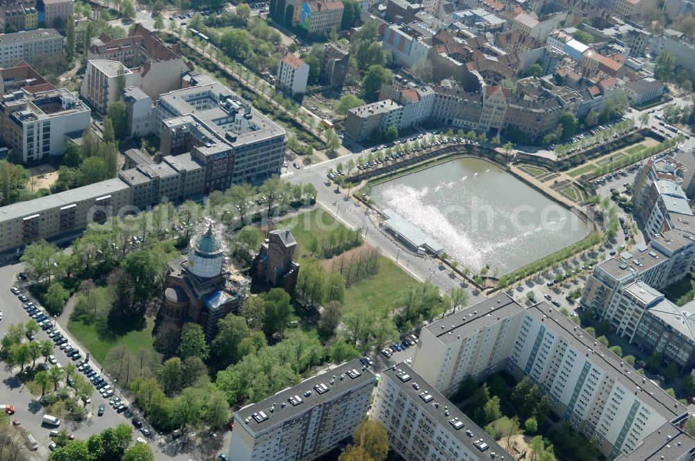 Berlin from above - Blick auf das Engelbecken in Kreuzberg. Das Engelbecken liegt auf dem Grund des Luisenstädtischen Kanals vor der Michaelkirche, zwischen Leuschnerdamm und Legiendamm. Bis 1989 war es mit Kriegsschutt gefüllt. Heute ist es eine städtische Parkanlage mit Rosengarten. View of the Angel's Basin in Kreuzberg. The angel is on the bottom of the pool Luisenstädtischer channel ahead of Michael's Church, between Leuschnerdamm and Legiendamm. Until 1989 it was filled with debris of war. Today it is an urban park with rose garden.