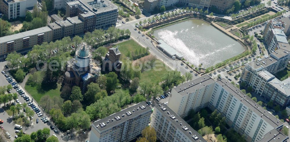 Berlin from the bird's eye view: Blick auf das Engelbecken in Kreuzberg. Das Engelbecken liegt auf dem Grund des Luisenstädtischen Kanals vor der Michaelkirche, zwischen Leuschnerdamm und Legiendamm. Bis 1989 war es mit Kriegsschutt gefüllt. Heute ist es eine städtische Parkanlage mit Rosengarten. View of the Angel's Basin in Kreuzberg. The angel is on the bottom of the pool Luisenstädtischer channel ahead of Michael's Church, between Leuschnerdamm and Legiendamm. Until 1989 it was filled with debris of war. Today it is an urban park with rose garden.