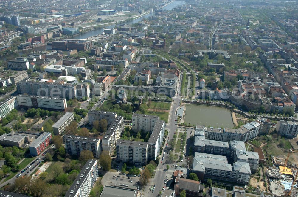 Aerial image Berlin - Blick auf das Engelbecken in Kreuzberg. Das Engelbecken liegt auf dem Grund des Luisenstädtischen Kanals vor der Michaelkirche, zwischen Leuschnerdamm und Legiendamm. Bis 1989 war es mit Kriegsschutt gefüllt. Heute ist es eine städtische Parkanlage mit Rosengarten. View of the Angel's Basin in Kreuzberg. The angel is on the bottom of the pool Luisenstädtischer channel ahead of Michael's Church, between Leuschnerdamm and Legiendamm. Until 1989 it was filled with debris of war. Today it is an urban park with rose garden.