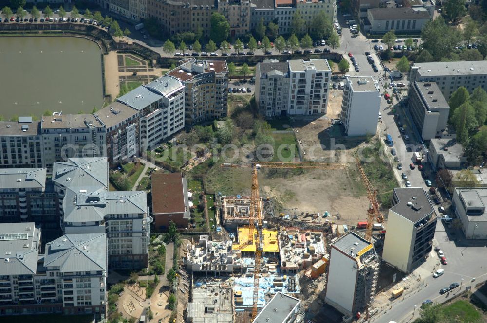 Aerial photograph Berlin - Blick auf das Engelbecken in Kreuzberg. Das Engelbecken liegt auf dem Grund des Luisenstädtischen Kanals vor der Michaelkirche, zwischen Leuschnerdamm und Legiendamm. Bis 1989 war es mit Kriegsschutt gefüllt. Heute ist es eine städtische Parkanlage mit Rosengarten. View of the Angel's Basin in Kreuzberg. The angel is on the bottom of the pool Luisenstädtischer channel ahead of Michael's Church, between Leuschnerdamm and Legiendamm. Until 1989 it was filled with debris of war. Today it is an urban park with rose garden.