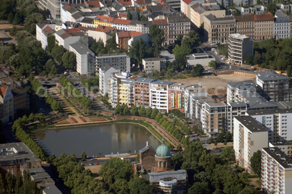 Aerial image Berlin Kreuzberg - Blick auf das Engelsbecken im Stadtentwicklungsgebiet Luisenstadt. In zentraler Lage der Luisenstadt befindet sich das Engelbecken als Bestandteil des Luisenstädtischen Kanals. Das Engelbecken wurde 1999 ausgebaggert und hat sich mit Grundwasser gefüllt. Die Westseite des Beckens ist wieder mit Wohnhäusern bebaut. In einem ersten Bauabschnitt erfolgte in den Jahren 2005/2006 die Wiederherstellung der Beckenmauer, der Uferwege und Pergolen. Hecken wurden gepflanzt und Rollrasen verlegt. Zur Einweihung am 22. Mai 2007 sprudelten wieder 16 Fontänen. Im zweiten Bauabschnitt soll im Jahr 2009 die Baurampe durch eine Treppenanlage mit behindertengerechter Rampe ersetzt werden. Das Wasserschloss mit den Backsteinarkaden wird wieder errichtet und soll das zu einer wichtigen Institution gewordene, noch in Containern untergebrachte Café beherbergen.