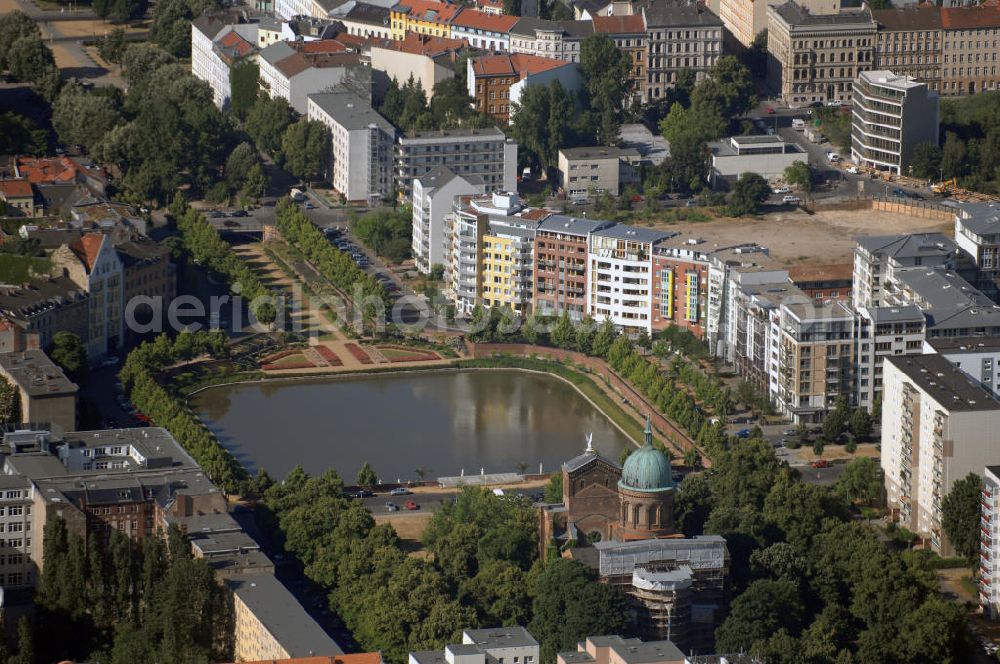 Aerial photograph Berlin Kreuzberg - Blick auf das Engelsbecken im Stadtentwicklungsgebiet Luisenstadt. In zentraler Lage der Luisenstadt befindet sich das Engelbecken als Bestandteil des Luisenstädtischen Kanals. Das Engelbecken wurde 1999 ausgebaggert und hat sich mit Grundwasser gefüllt. Die Westseite des Beckens ist wieder mit Wohnhäusern bebaut. In einem ersten Bauabschnitt erfolgte in den Jahren 2005/2006 die Wiederherstellung der Beckenmauer, der Uferwege und Pergolen. Hecken wurden gepflanzt und Rollrasen verlegt. Zur Einweihung am 22. Mai 2007 sprudelten wieder 16 Fontänen. Im zweiten Bauabschnitt soll im Jahr 2009 die Baurampe durch eine Treppenanlage mit behindertengerechter Rampe ersetzt werden. Das Wasserschloss mit den Backsteinarkaden wird wieder errichtet und soll das zu einer wichtigen Institution gewordene, noch in Containern untergebrachte Café beherbergen.