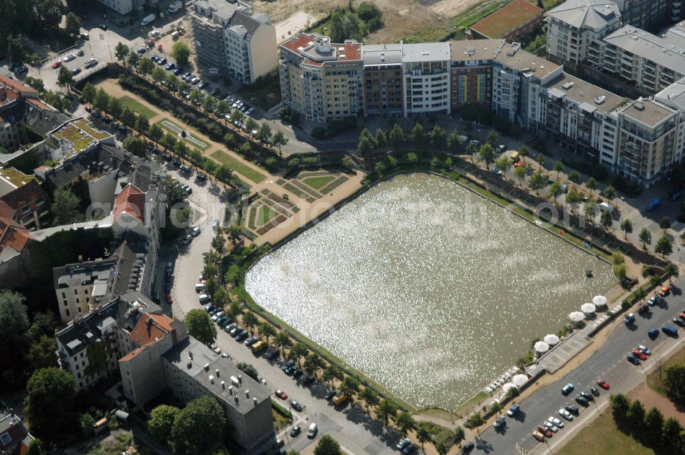 Aerial photograph Berlin - View of the Angel's Basin in Kreuzberg. The angel is on the bottom of the pool Luisenstädtischer channel ahead of Michael's Church, between Leuschnerdamm and Legiendamm. Until 1989 it was filled with debris of war. Today it is an urban park with rose garden