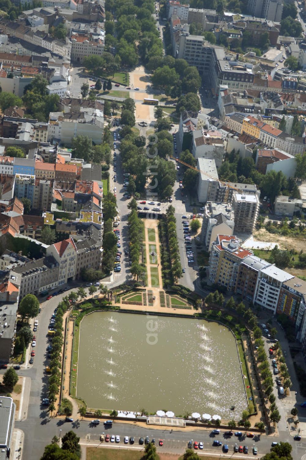 Berlin from above - Blick auf das Engelsbecken im Stadtentwicklungsgebiet Luisenstadt. In zentraler Lage der Luisenstadt befindet sich das Engelbecken als Bestandteil des Luisenstädtischen Kanals. Das Engelbecken wurde 1999 ausgebaggert und hat sich mit Grundwasser gefüllt. Die Westseite des Beckens ist wieder mit Wohnhäusern bebaut. In einem ersten Bauabschnitt erfolgte in den Jahren 2005/2006 die Wiederherstellung der Beckenmauer, der Uferwege und Pergolen. Hecken wurden gepflanzt und Rollrasen verlegt. Zur Einweihung am 22. Mai 2007 sprudelten wieder 16 Fontänen.