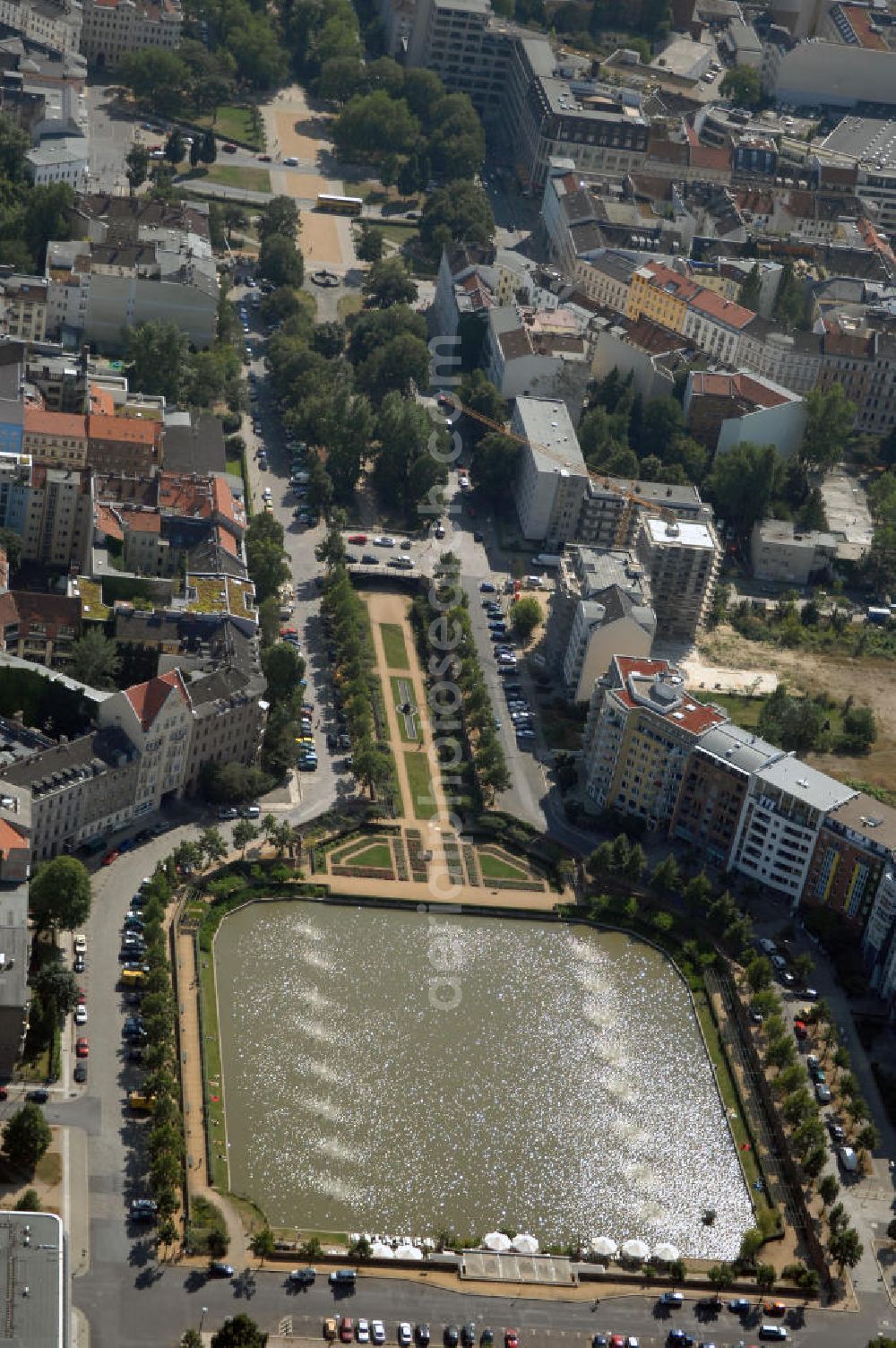 Berlin from the bird's eye view: Blick auf das Engelsbecken im Stadtentwicklungsgebiet Luisenstadt. In zentraler Lage der Luisenstadt befindet sich das Engelbecken als Bestandteil des Luisenstädtischen Kanals. Das Engelbecken wurde 1999 ausgebaggert und hat sich mit Grundwasser gefüllt. Die Westseite des Beckens ist wieder mit Wohnhäusern bebaut. In einem ersten Bauabschnitt erfolgte in den Jahren 2005/2006 die Wiederherstellung der Beckenmauer, der Uferwege und Pergolen. Hecken wurden gepflanzt und Rollrasen verlegt. Zur Einweihung am 22. Mai 2007 sprudelten wieder 16 Fontänen.