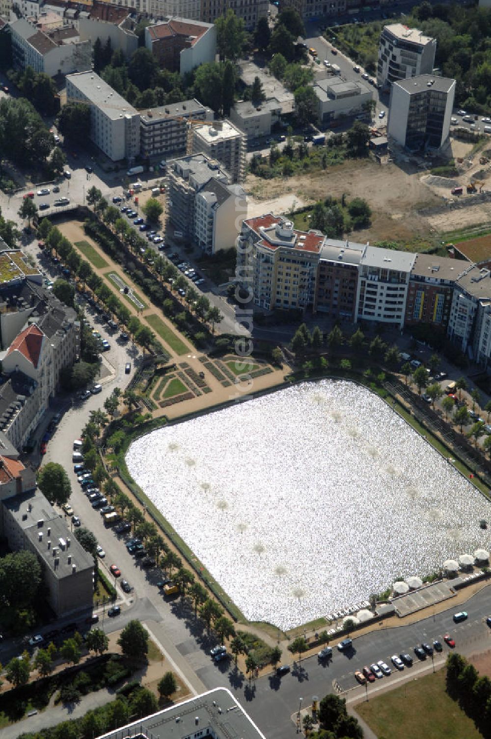 Aerial image Berlin - Blick auf das Engelsbecken im Stadtentwicklungsgebiet Luisenstadt. In zentraler Lage der Luisenstadt befindet sich das Engelbecken als Bestandteil des Luisenstädtischen Kanals. Das Engelbecken wurde 1999 ausgebaggert und hat sich mit Grundwasser gefüllt. Die Westseite des Beckens ist wieder mit Wohnhäusern bebaut. In einem ersten Bauabschnitt erfolgte in den Jahren 2005/2006 die Wiederherstellung der Beckenmauer, der Uferwege und Pergolen. Hecken wurden gepflanzt und Rollrasen verlegt. Zur Einweihung am 22. Mai 2007 sprudelten wieder 16 Fontänen.