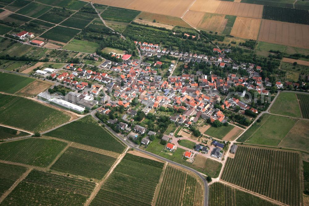 Aerial photograph Engelstadt - Blick auf die Ortsgemeinde Engelstadt im Landkreis Mainz-Bingen in Rheinland-Pfalz. Die Gemeinde liegt südwestlich von Mainz und ist ein von der Landwirtschaft geprägter Ort. Der Weinort gehört zur Verbandsgemeinde Gau-Algesheim. View to the village Engelstadt in the administrative district Mainz-Bingen of Rhineland-Palatinate.