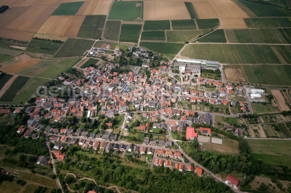 Engelstadt from the bird's eye view: Blick auf die Ortsgemeinde Engelstadt im Landkreis Mainz-Bingen in Rheinland-Pfalz. Die Gemeinde liegt südwestlich von Mainz und ist ein von der Landwirtschaft geprägter Ort. Der Weinort gehört zur Verbandsgemeinde Gau-Algesheim. View to the village Engelstadt in the administrative district Mainz-Bingen of Rhineland-Palatinate.