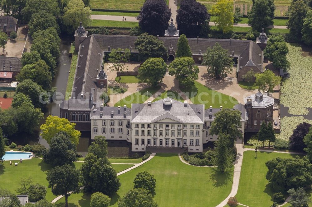 Aerial photograph Düsseldorf - View of the English landscape garden, with the castle in the district of Düsseldorf Heltorf Angermund in the state of North Rhine-Westphalia. The castle was built for the management of agricultural and forestry products in the environment. There is a moated castle. Forestry is in the area since the 12th Century operated