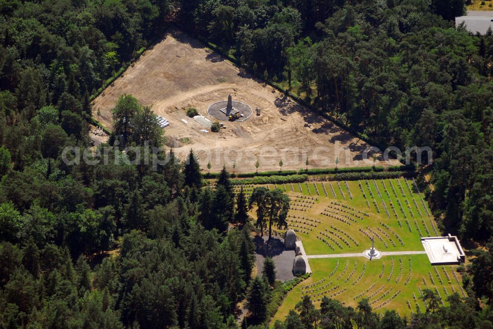 Stahnsdorf from the bird's eye view: Blick auf den Englischen Soldatenfriedhof des Waldfriedhof Stahnsdorf. 1924 schlossen die Britische Regierung und der Stadtsynodalverband der Evangelischen Kirche einen Vertrag über die Nutzung des Areals. Seither findet dort jährlich am 2. Sonntag im November ein Gedenkgottesdienst der anglikanischen Kirche statt. Dieser sogenannte „Remembrance Day“ ist der Tag des Waffenstillstandes nach dem Ersten Weltkrieg. Auf dem fast 1 ha großen Gelände liegen 1.172 englische Soldaten bzw. Angehörige des „British Commonwealth“ aus der Zeit des Ersten Weltkrieges. Kontakt: Friedhöfe Südwestkirchhof, Bahnhofstr. 2, 14532 Stahnsdorf, Tel.: 03329 614106