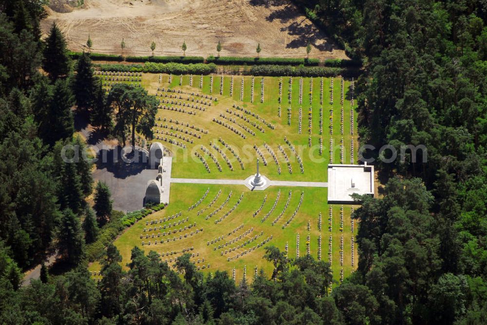 Aerial image Stahnsdorf - Blick auf den Englischen Soldatenfriedhof des Waldfriedhof Stahnsdorf. 1924 schlossen die Britische Regierung und der Stadtsynodalverband der Evangelischen Kirche einen Vertrag über die Nutzung des Areals. Seither findet dort jährlich am 2. Sonntag im November ein Gedenkgottesdienst der anglikanischen Kirche statt. Dieser sogenannte „Remembrance Day“ ist der Tag des Waffenstillstandes nach dem Ersten Weltkrieg. Auf dem fast 1 ha großen Gelände liegen 1.172 englische Soldaten bzw. Angehörige des „British Commonwealth“ aus der Zeit des Ersten Weltkrieges. Kontakt: Friedhöfe Südwestkirchhof, Bahnhofstr. 2, 14532 Stahnsdorf, Tel.: 03329 614106