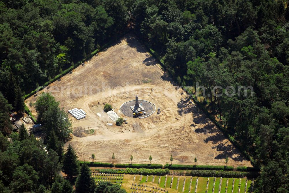 Aerial photograph Stahnsdorf - Blick auf den Ausbau des Englischen Soldatenfriedhof des Waldfriedhof Stahnsdorf. 1924 schlossen die Britische Regierung und der Stadtsynodalverband der Evangelischen Kirche einen Vertrag über die Nutzung des Areals. Seither findet dort jährlich am 2. Sonntag im November ein Gedenkgottesdienst der anglikanischen Kirche statt. Dieser sogenannte „Remembrance Day“ ist der Tag des Waffenstillstandes nach dem Ersten Weltkrieg. Auf dem fast 1 ha großen Gelände liegen 1.172 englische Soldaten bzw. Angehörige des „British Commonwealth“ aus der Zeit des Ersten Weltkrieges. Kontakt: Friedhöfe Südwestkirchhof, Bahnhofstr. 2, 14532 Stahnsdorf, Tel.: 03329 614106