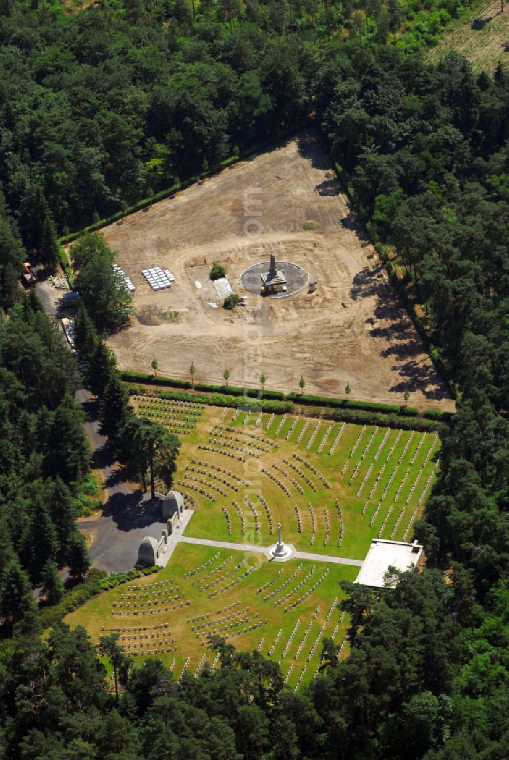 Stahnsdorf from above - Blick auf den Englischen Soldatenfriedhof des Waldfriedhof Stahnsdorf. 1924 schlossen die Britische Regierung und der Stadtsynodalverband der Evangelischen Kirche einen Vertrag über die Nutzung des Areals. Seither findet dort jährlich am 2. Sonntag im November ein Gedenkgottesdienst der anglikanischen Kirche statt. Dieser sogenannte „Remembrance Day“ ist der Tag des Waffenstillstandes nach dem Ersten Weltkrieg. Auf dem fast 1 ha großen Gelände liegen 1.172 englische Soldaten bzw. Angehörige des „British Commonwealth“ aus der Zeit des Ersten Weltkrieges. Kontakt: Friedhöfe Südwestkirchhof, Bahnhofstr. 2, 14532 Stahnsdorf, Tel.: 03329 614106