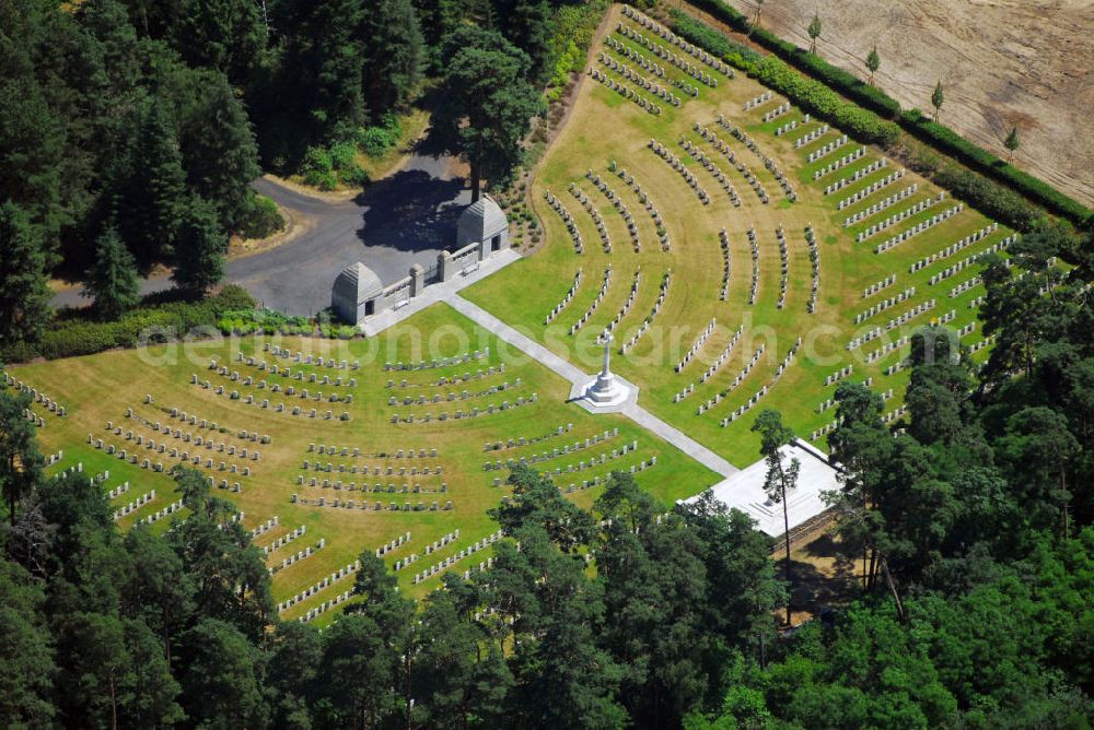 Stahnsdorf from the bird's eye view: Blick auf den Englischen Soldatenfriedhof des Waldfriedhof Stahnsdorf. 1924 schlossen die Britische Regierung und der Stadtsynodalverband der Evangelischen Kirche einen Vertrag über die Nutzung des Areals. Seither findet dort jährlich am 2. Sonntag im November ein Gedenkgottesdienst der anglikanischen Kirche statt. Dieser sogenannte „Remembrance Day“ ist der Tag des Waffenstillstandes nach dem Ersten Weltkrieg. Auf dem fast 1 ha großen Gelände liegen 1.172 englische Soldaten bzw. Angehörige des „British Commonwealth“ aus der Zeit des Ersten Weltkrieges. Kontakt: Friedhöfe Südwestkirchhof, Bahnhofstr. 2, 14532 Stahnsdorf, Tel.: 03329 614106