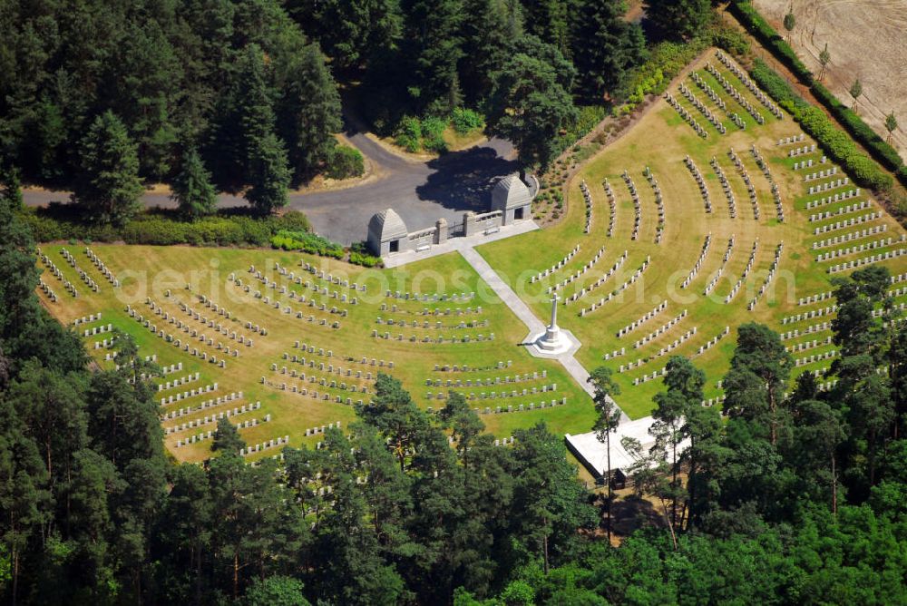 Aerial image Stahnsdorf - Blick auf den Englischen Soldatenfriedhof des Waldfriedhof Stahnsdorf. 1924 schlossen die Britische Regierung und der Stadtsynodalverband der Evangelischen Kirche einen Vertrag über die Nutzung des Areals. Seither findet dort jährlich am 2. Sonntag im November ein Gedenkgottesdienst der anglikanischen Kirche statt. Dieser sogenannte „Remembrance Day“ ist der Tag des Waffenstillstandes nach dem Ersten Weltkrieg. Auf dem fast 1 ha großen Gelände liegen 1.172 englische Soldaten bzw. Angehörige des „British Commonwealth“ aus der Zeit des Ersten Weltkrieges. Kontakt: Friedhöfe Südwestkirchhof, Bahnhofstr. 2, 14532 Stahnsdorf, Tel.: 03329 614106