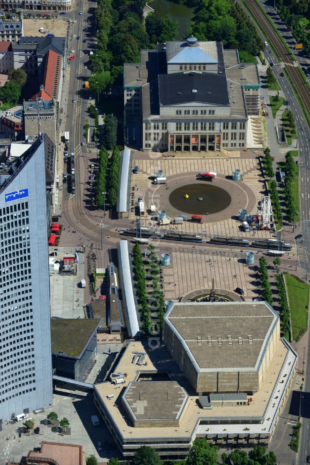 Leipzig from above - Ensemble am Augustusplatz mit dem Gewandhaus und dem Opernhausin Leipzig im Bundesland Sachsen. Es entsteht ein Neubau der Aula als multifunktionales und repräsentatives Herzstück im entstehenden Campus der Universität Leipzig. The new main building of the University of Leipzig, the high rise of the MDR and the Augustus Platz with the Gewandhaus and the Opera House.