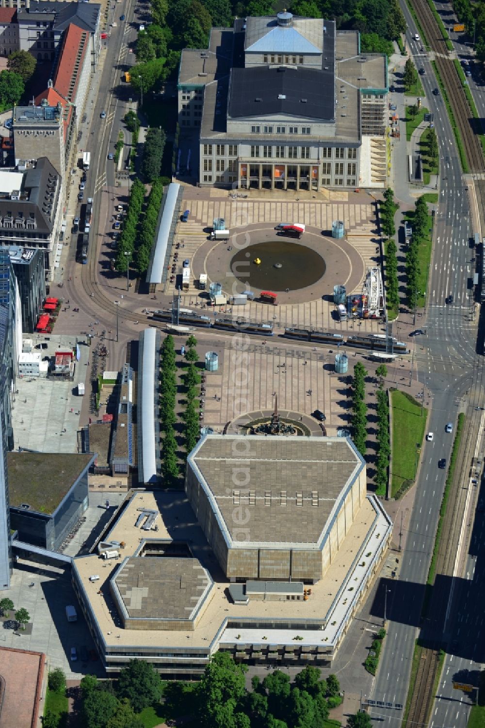 Aerial image Leipzig - Ensemble am Augustusplatz mit dem Gewandhaus und dem Opernhausin Leipzig im Bundesland Sachsen. Es entsteht ein Neubau der Aula als multifunktionales und repräsentatives Herzstück im entstehenden Campus der Universität Leipzig. The new main building of the University of Leipzig, the high rise of the MDR and the Augustus Platz with the Gewandhaus and the Opera House.