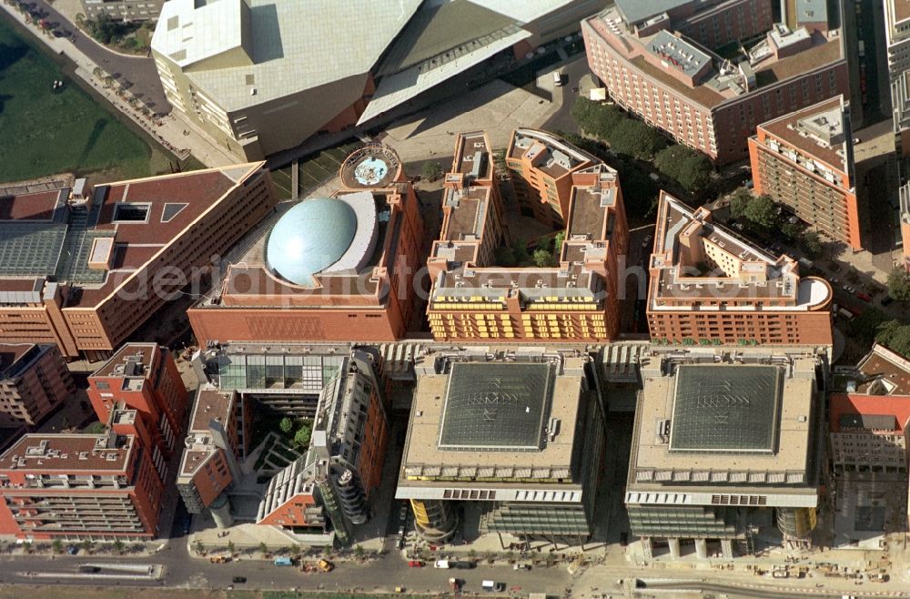 Berlin from above - The ensemble of buildings around Potsdamer Platz Arkaden at Potsdamer Platz in Berlin-Mitte encompasses six buildings whose connecting the shopping center is. In addition to the long shopping street the theater of the Blue Man Group as well as a variety of well-known restaurants are housed in the complex, among others