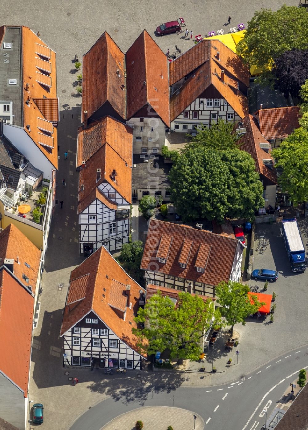 Aerial photograph Soest - Ensemble of half-timbered houses on the church square in Soest in the state of North Rhine-Westphalia