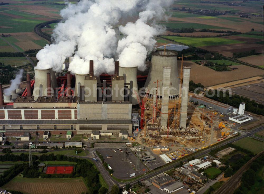 Aerial image NIEDERAUßEM - Blick auf das Ensemble der Kohle- Kraftwerk bei Neurath und Niederaußem in Nordrhein-Westfalen. Das Kraftwerk Niederaußem ist ein von der RWE Power mit Braunkohle betriebenes Grundlastkraftwerk in Bergheim-Niederaußem (Rhein-Erft-Kreis). Der Wind treibt die aus den Kühltürmen und Schloten austretenden Rauchfahnen kilometerweit in das Umland. RWE hat am Standort in Zusammenarbeit mit Linde und BASF eine Pilotanlage zur CO2-Abscheidung aufgebaut. Ensemble of the RWE coal power plant in Neurath and Niederaussem in North Rhine-Westphalia.