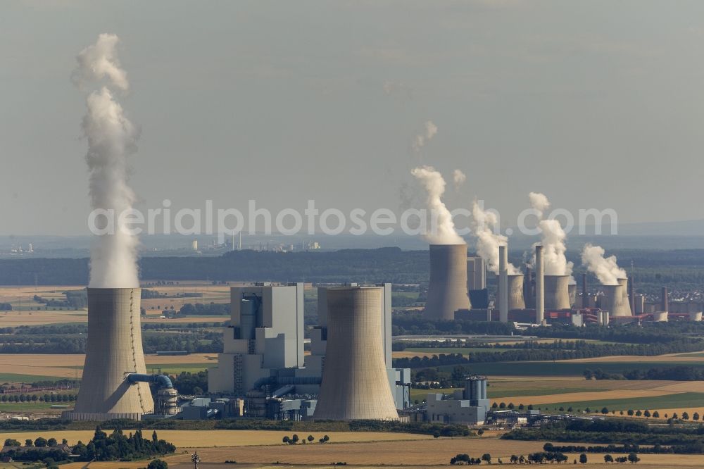 Aerial image NIEDERAUßEM - Blick auf das Ensemble der Kohle- Kraftwerk bei Neurath und Niederaußem in Nordrhein-Westfalen. Das Kraftwerk Niederaußem ist ein von der RWE Power mit Braunkohle betriebenes Grundlastkraftwerk in Bergheim-Niederaußem (Rhein-Erft-Kreis). Der Wind treibt die aus den Kühltürmen und Schloten austretenden Rauchfahnen kilometerweit in das Umland. RWE hat am Standort in Zusammenarbeit mit Linde und BASF eine Pilotanlage zur CO2-Abscheidung aufgebaut. Ensemble of the RWE coal power plant in Neurath and Niederaussem in North Rhine-Westphalia.