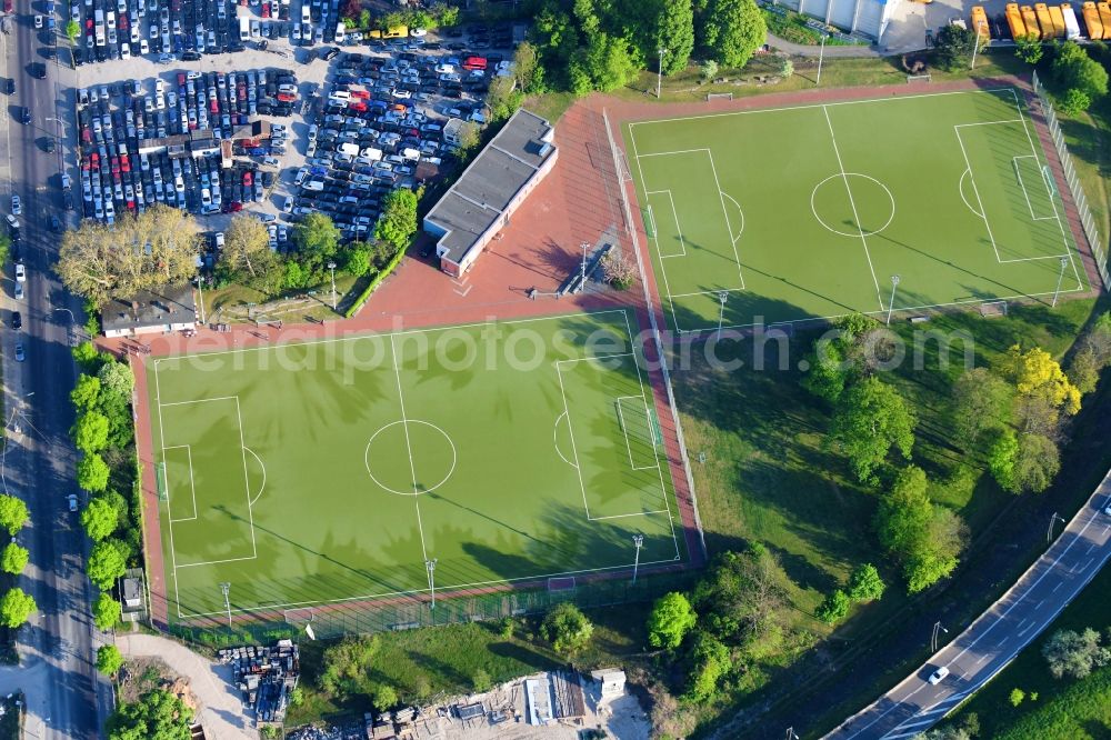 Berlin from above - Ensemble of sports grounds on Bergiusstrasse in the district Neukoelln in Berlin, Germany