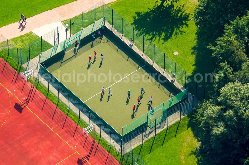 Aerial photograph Bünde - Ensemble of sports grounds of the Schulzentrum Nord in Buende in the state North Rhine-Westphalia