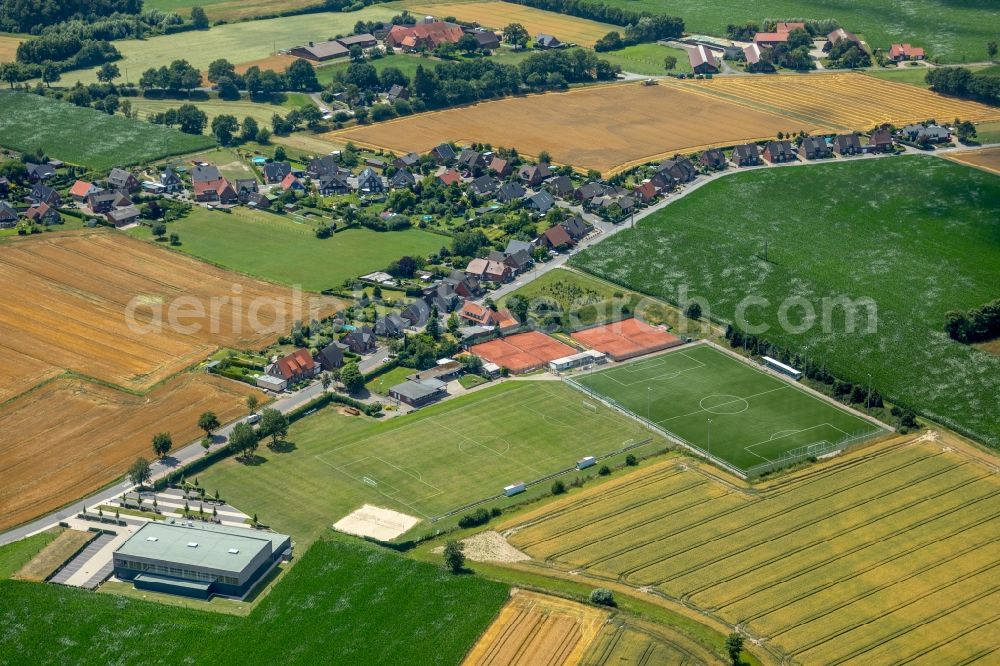 Aerial photograph Sendenhorst - Ensemble of sports grounds of DJK Gruen-Weiss Albersloh 1954 e.V. on Adolfshoehe in Sendenhorst in the state North Rhine-Westphalia, Germany