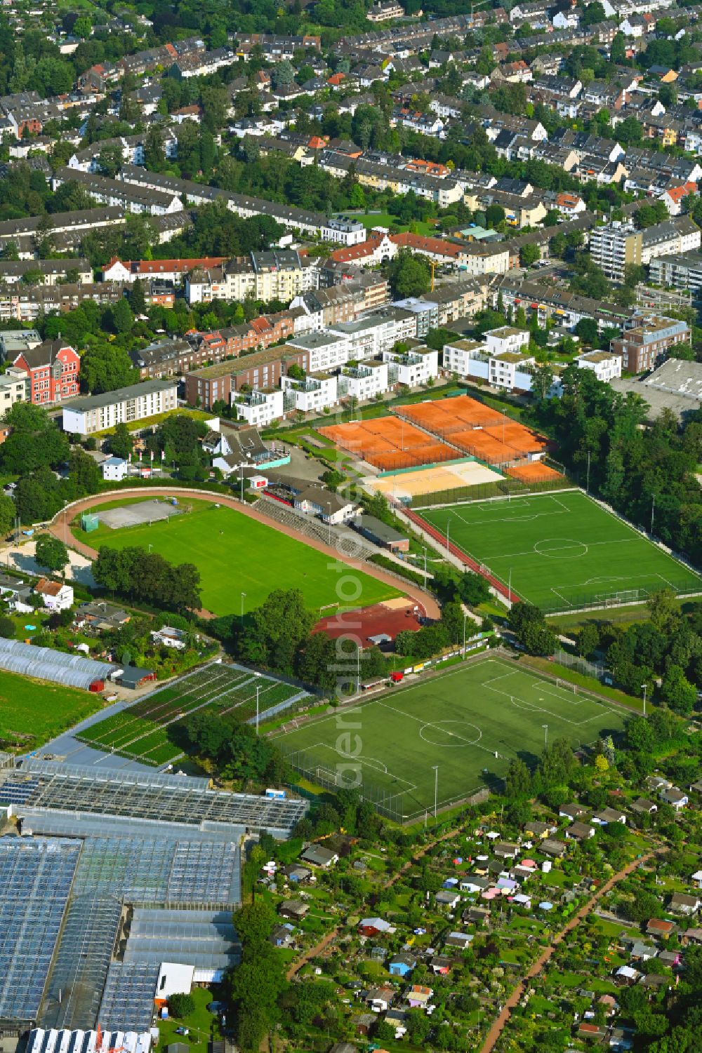 Düsseldorf from the bird's eye view: Ensemble of sports grounds of DJK TUSA 06 Duesseldorf e.V. on street Fleher Strasse in the district Flehe in Duesseldorf at Ruhrgebiet in the state North Rhine-Westphalia, Germany